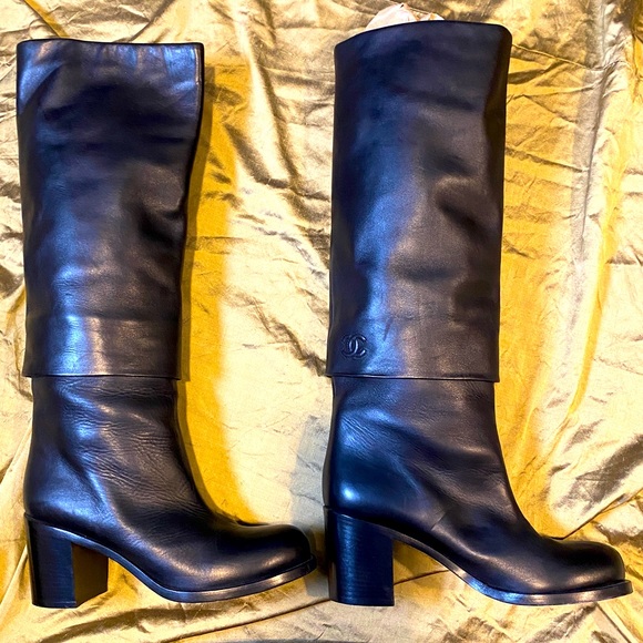 ♥️SOLD♥️AUTH CHANEL CC Logo High Fold Over Runway Butter Lambskin Boots 39 - Picture 11 of 17